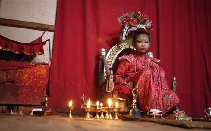 尼泊尔神秘的“活女神”，双脚不能接触地面，国王见了她都得下跪