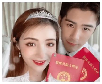 麦迪娜结婚纪念日再穿“婚纱” 与姜潮秀结婚证