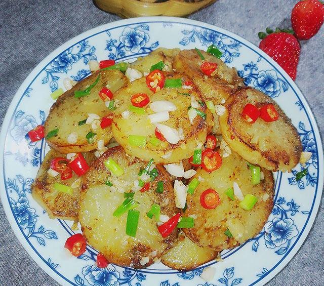 椒盐土豆片，香辣酥脆，咬一口直掉渣，吃完浑身冒热汗