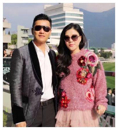 吕良伟三婚妻子近照，气质优雅“富婆相”，不输前任周海媚邝美云