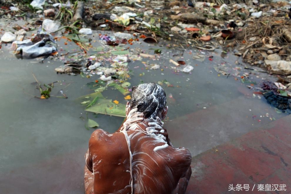 图揭印度恒河：洗澡洗衣，垃圾遍地，还有浮尸，印度人照饮不误