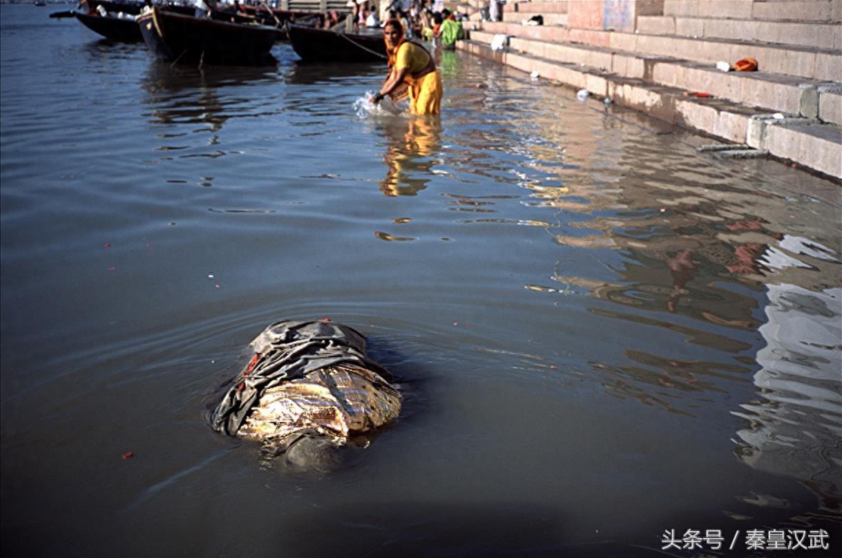 图揭印度恒河：洗澡洗衣，垃圾遍地，还有浮尸，印度人照饮不误