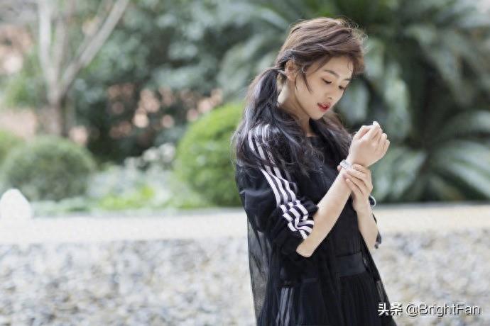 90后美女明星白鹿简约活力性感唯美写真图片