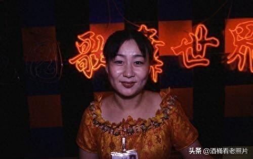 老照片：80年代歌舞厅的第一批陪唱小姐，粗眉红唇大白脸