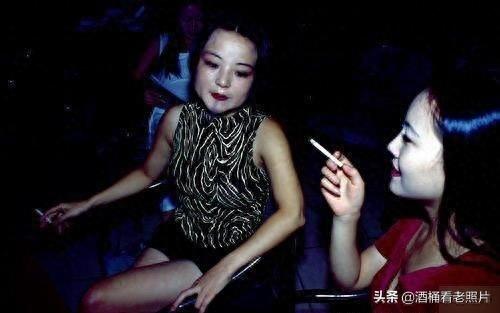 老照片：80年代歌舞厅的第一批陪唱小姐，粗眉红唇大白脸