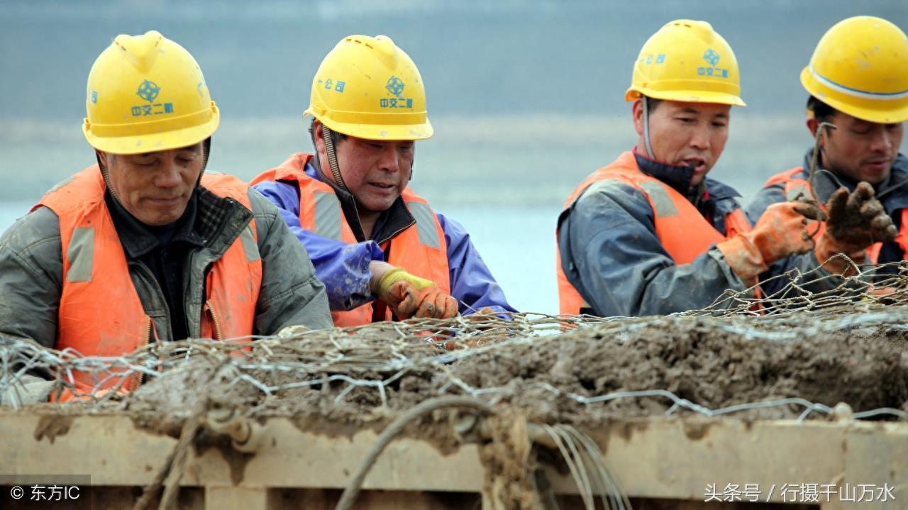 生活不易！农民工艰辛劳作的10张照片，汗流浃背让人心疼