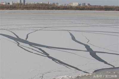 ​冰封松花江面上出现美丽纹络，如水墨画一般，其下面存巨大危险