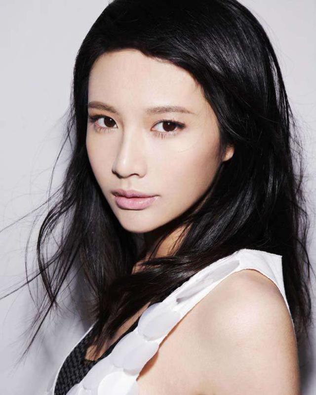 李云龙“女儿”遭家暴，怀孕都没逃脱，被丈夫夺走财产含泪去世