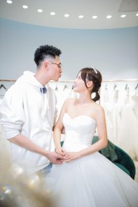 ​《妻子2》公布张嘉倪婚纱照，与老公买超对视环抱甜到炸裂