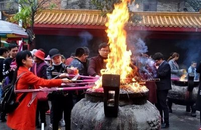 ​去寺庙烧香有啥要“忌讳”的？以下8个禁忌要注意，现在看还不迟