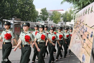 ​「女兵日记」一丝不苟地训练，练得腰酸背痛，腿疼得走路直打颤