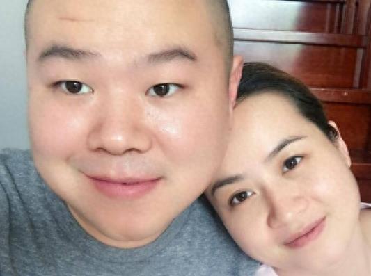 岳云鹏与老婆郑敏合影，尽显恩爱啊！