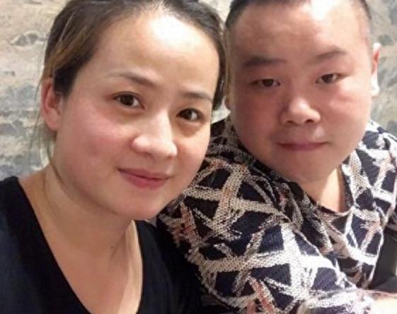 岳云鹏与老婆郑敏合影，尽显恩爱啊！