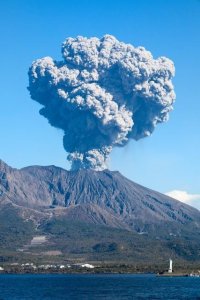 ​近期日本有大事发生，火山接连爆发民众恐慌不安，首相传坏消息