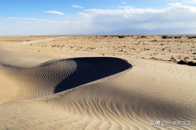 ​塔克拉玛干沙漠公路有多“逆天”？公路旁每棵植物都有专人维护