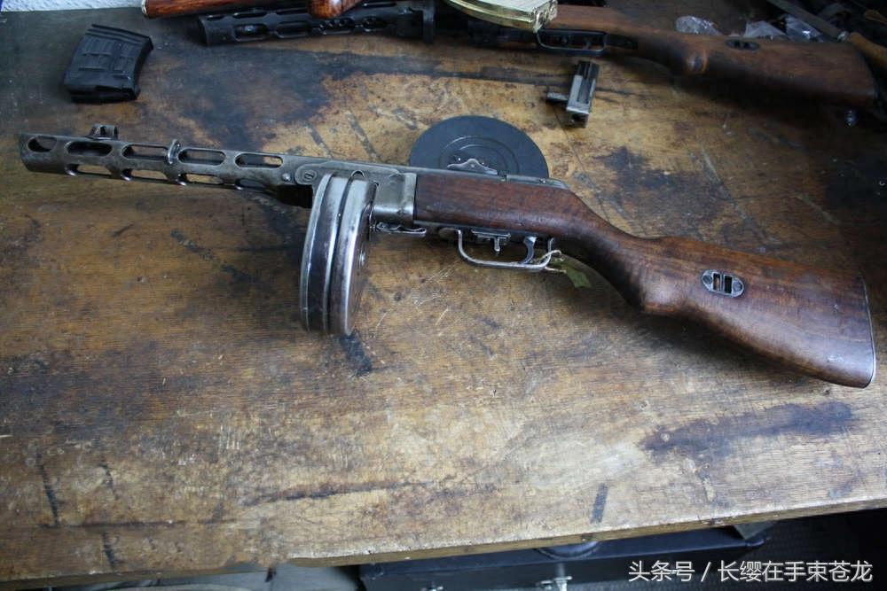 一代经典的冲锋枪 苏联PPsh41 波波沙冲锋枪