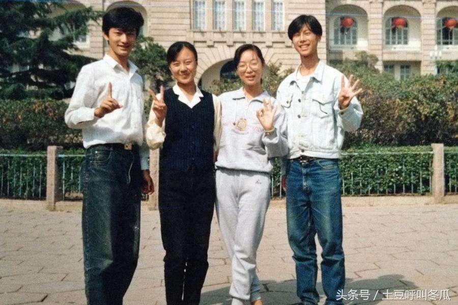 误打误撞进了演艺圈，20年后，他被大家尊称为“黄教主”！